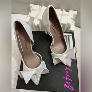 Betsey Johnson Women's Nobble Glitter Bow Pump Heels, Ivory White, 7 M US NEW